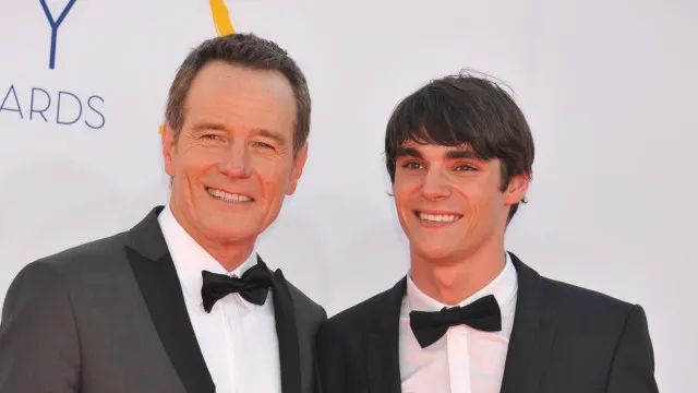 pai-de-rj-mitte-em-“breaking-bad”,-bryan-cranston-lamenta-morte-do-ator