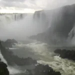 cheia-do-rio-iguacu-provoca-restricoes-nas-cataratas-do-iguacu
