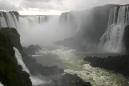 cheia-do-rio-iguacu-provoca-restricoes-nas-cataratas-do-iguacu