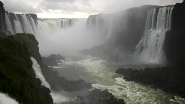 cheia-do-rio-iguacu-provoca-restricoes-nas-cataratas-do-iguacu