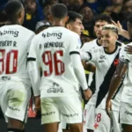vasco-marca-com-adson,-se-segura-apos-expulsao-e-vence-boca-na-bombonera