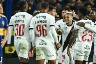 vasco-marca-com-adson,-se-segura-apos-expulsao-e-vence-boca-na-bombonera