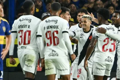 vasco-marca-com-adson,-se-segura-apos-expulsao-e-vence-boca-na-bombonera