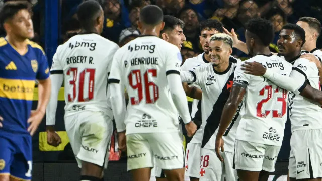 vasco-marca-com-adson,-se-segura-apos-expulsao-e-vence-boca-na-bombonera