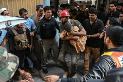 imagens-do-desabamento-no-paquistao-que-deixou-34-criancas-mortas