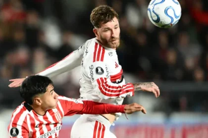 leo-pereira-critica-campo-em-la-plata,-mas-considera-bom-o-empate-diante-do-estudiantes