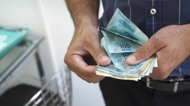 operacao-apreende-r$-155-mil-com-carcereiro-suspeito-de-facilitar-regalias-para-milton-leite