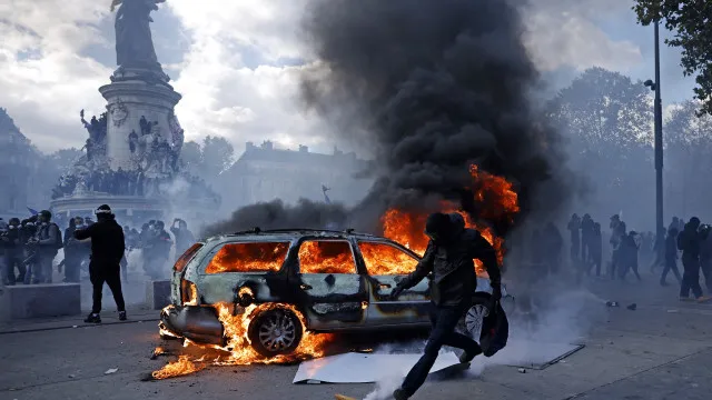 manifestantes-provocam-incendios-e-danificam-edificios-em-cidades-francesas