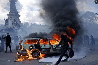 manifestantes-provocam-incendios-e-danificam-edificios-em-cidades-francesas