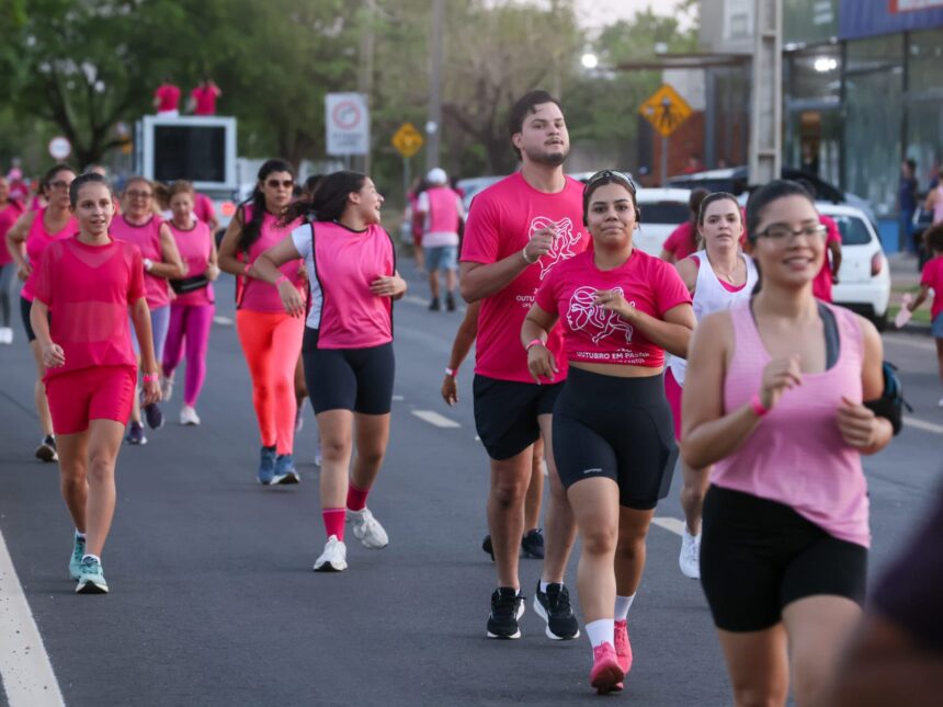 em-palmas,-corrida-outubro-em-passos-reune-comunidade-e-reforca-prevencao-ao-cancer-de-mama-e-do-colo-do-utero