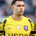 dibu-martinez-passa-por-cirurgia-na-mandibula-apos-choque-de-cabeca:-‘voltaremos-em-semanas’