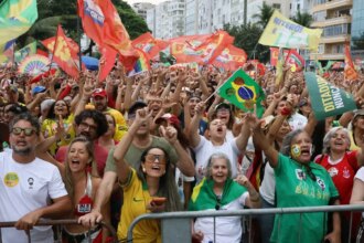 ato-em-apoio-a-democracia-e-a-lula-reune-milhares-no-rio-e-brasilia