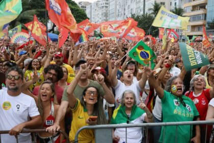 ato-em-apoio-a-democracia-e-a-lula-reune-milhares-no-rio-e-brasilia