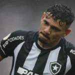 tiquinho-‘volta-no-tempo’-e-botafogo-bate-chapecoense-na-1a-vitoria-de-tite