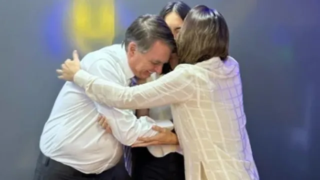michelle-bolsonaro-celebra-16-anos-da-filha-laura:-“nossa-heranca”