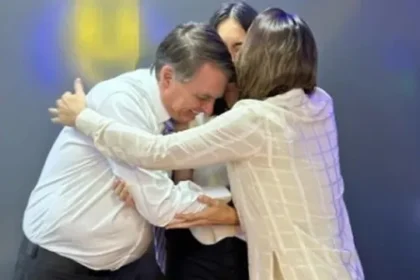 michelle-bolsonaro-celebra-16-anos-da-filha-laura:-“nossa-heranca”