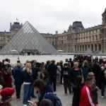 protesto-fecha-louvre,-e-governo-anuncia-toques-de-recolher-para-conter-onda-de-violencia-na-franca