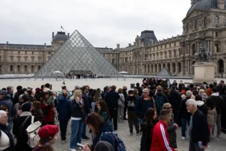 protesto-fecha-louvre,-e-governo-anuncia-toques-de-recolher-para-conter-onda-de-violencia-na-franca