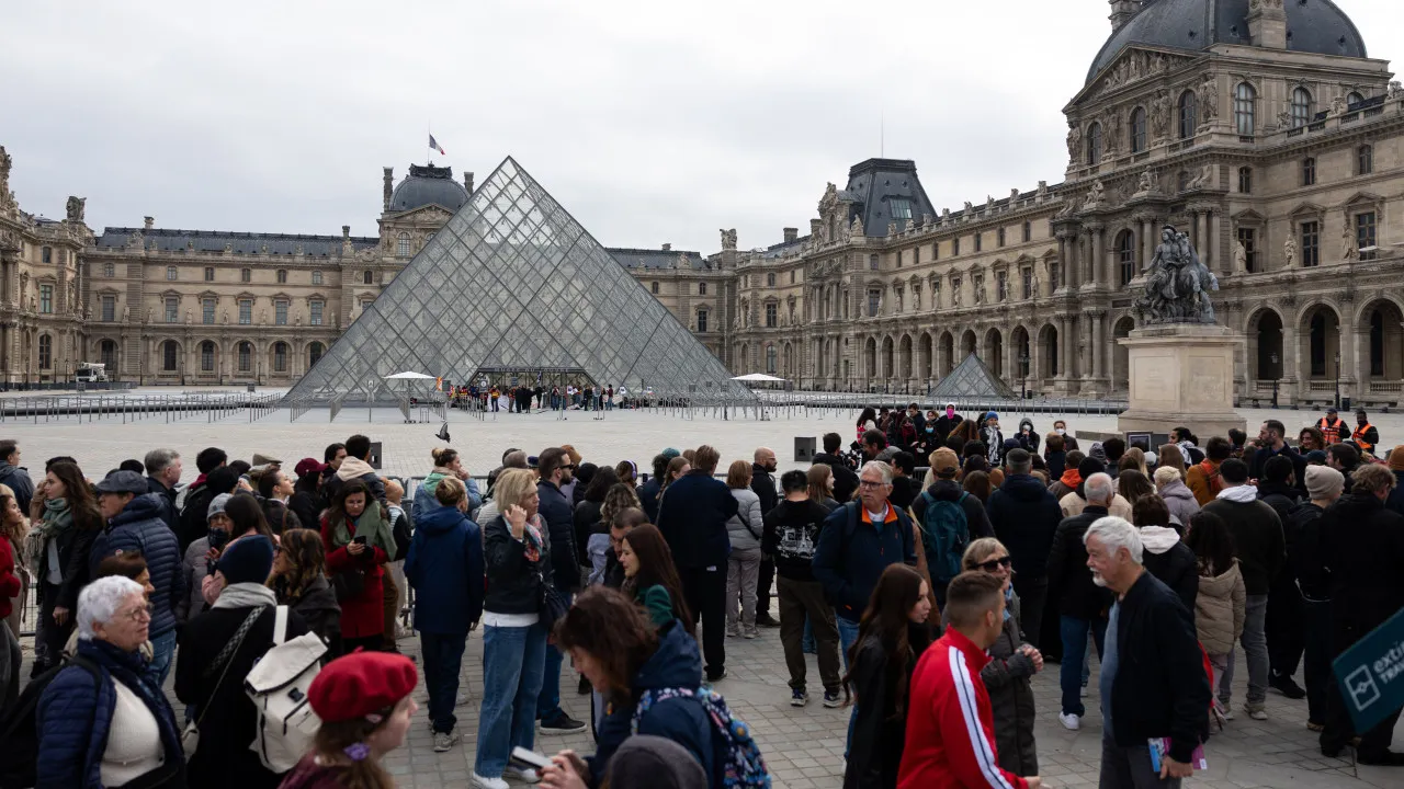 protesto-fecha-louvre,-e-governo-anuncia-toques-de-recolher-para-conter-onda-de-violencia-na-franca