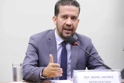 o-que-causa-arritmia-cardiaca,-que-levou-janones-a-uti-apos-debate-entre-lula-e-flavio-bolsonaro
