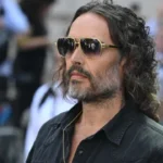 julgamento-de-russell-brand-apresenta-novos-relatos-de-estupro-e-agressao