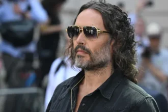 julgamento-de-russell-brand-apresenta-novos-relatos-de-estupro-e-agressao
