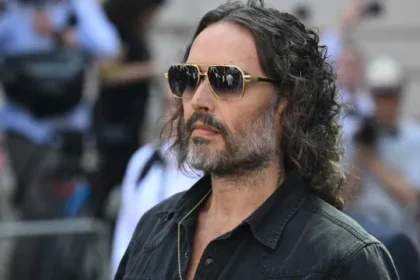 julgamento-de-russell-brand-apresenta-novos-relatos-de-estupro-e-agressao