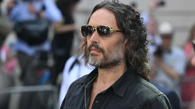 julgamento-de-russell-brand-apresenta-novos-relatos-de-estupro-e-agressao