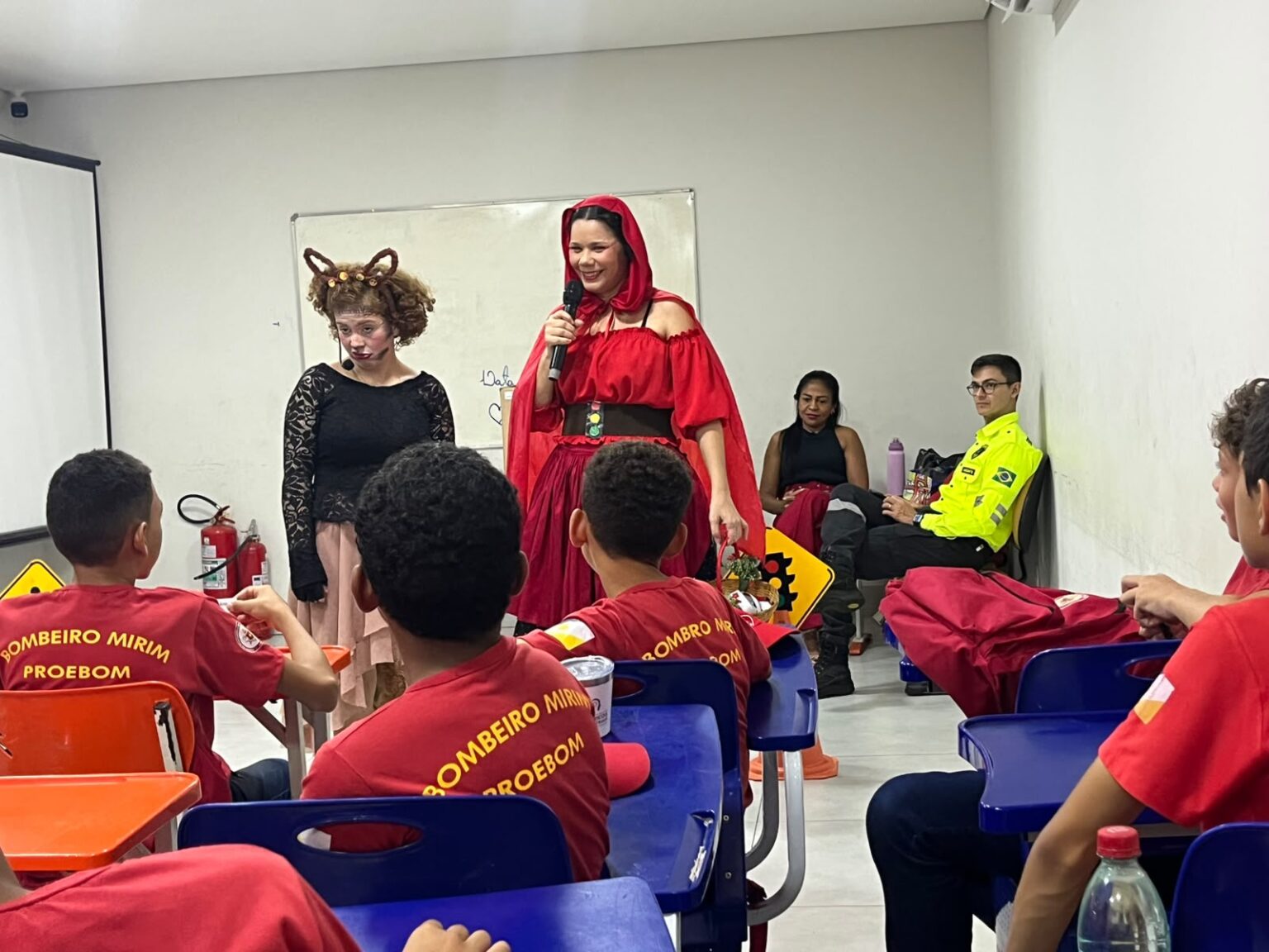 equipe-de-educacao-para-o-transito-de-palmas-leva-orientacoes-de-seguranca-viaria-a-alunos-do-proebom