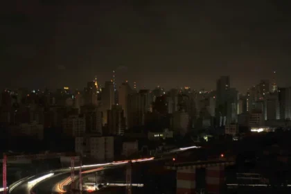 enel-e-multada-em-r$-11,4-milhoes-por-apagoes-registrados-em-sp-no-final-de-2025