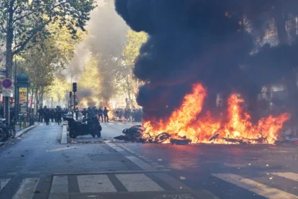 paris-tem-toque-de-recolher-decretado-pelo-terceiro-dia