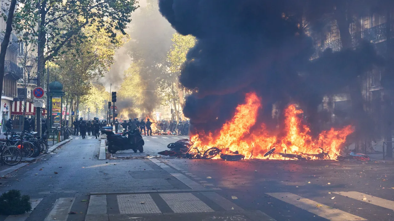 paris-tem-toque-de-recolher-decretado-pelo-terceiro-dia