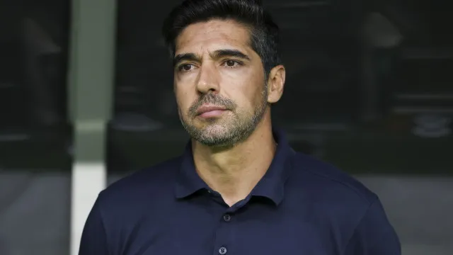 abel-nao-ve-cobrancas-de-penaltis-no-campo-e-elogia-carlos-miguel