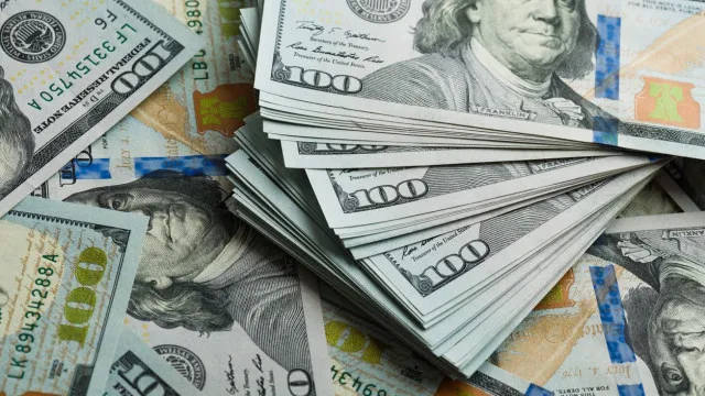 dolar-sobe-com-disputa-presidencial-indefinida-e-tensao-no-exterior