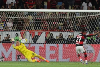 quem-e-muslera,-goleiro-que-defendeu-tres-penaltis-do-flamengo?