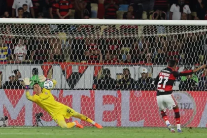 quem-e-muslera,-goleiro-que-defendeu-tres-penaltis-do-flamengo?