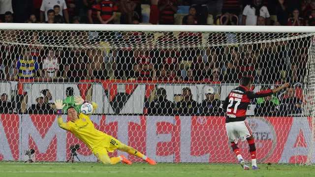 quem-e-muslera,-goleiro-que-defendeu-tres-penaltis-do-flamengo?