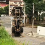 caminhao-carregado-de-areia-tomba-em-ladeira-e-fica-na-vertical-em-mg