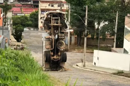 caminhao-carregado-de-areia-tomba-em-ladeira-e-fica-na-vertical-em-mg