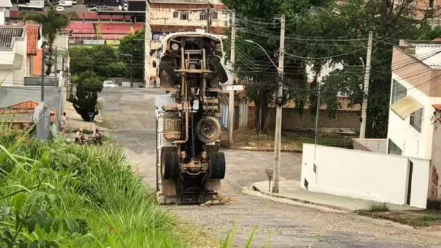caminhao-carregado-de-areia-tomba-em-ladeira-e-fica-na-vertical-em-mg