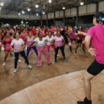 zumba-rosa-leva-saude,-danca-e-conscientizacao-para-mulheres-na-feira-coberta-do-jardim-taquari