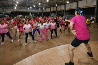 zumba-rosa-leva-saude,-danca-e-conscientizacao-para-mulheres-na-feira-coberta-do-jardim-taquari