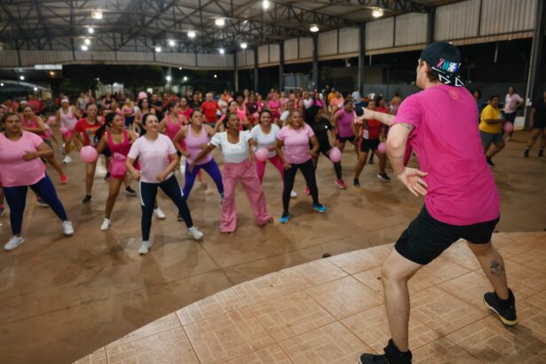 zumba-rosa-leva-saude,-danca-e-conscientizacao-para-mulheres-na-feira-coberta-do-jardim-taquari