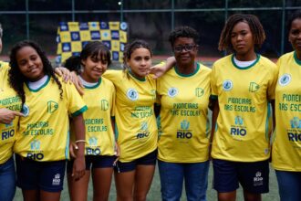 ex-jogadoras-da-selecao-de-futebol-incentivam-alunas-em-escolas-do-rio