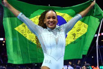 rebeca-andrade-conquista-o-tri-no-mundial-de-ginastica-na-holanda