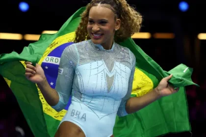 rebeca-andrade-e-tricampea-mundial-no-salto-e-chega-a-10-medalhas-em-mundiais