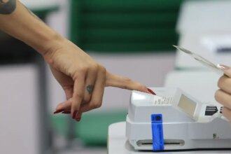 eleitores-vao-cedo-aos-locais-de-votacao-no-rio,-mesmo-com-chuva