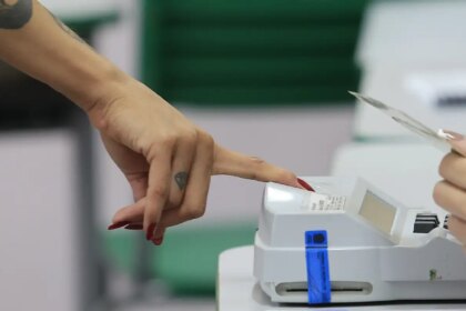 eleitores-vao-cedo-aos-locais-de-votacao-no-rio,-mesmo-com-chuva