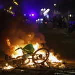jovens-em-barcelona-causam-caos-em-protesto-com-danos-materiais