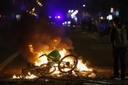 jovens-em-barcelona-causam-caos-em-protesto-com-danos-materiais